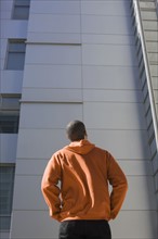 Man looking up at highrise. Date : 2008