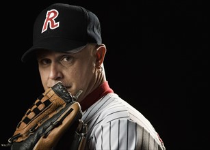 Portrait of pitcher with baseball glove. Date : 2008