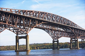 Arch bridge spanning Hudson River, Newburgh, New York. Date : 2008