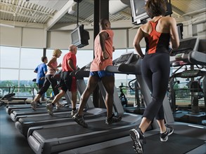 Men and women running on treadmills. Date : 2008
