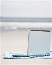 Laptop on beach. Photographe : Jamie Grill