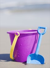 Bucket and shovel on beach. Photographe : Jamie Grill