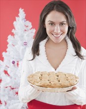 Woman holding Christmas pie. Photographe : Jamie Grill