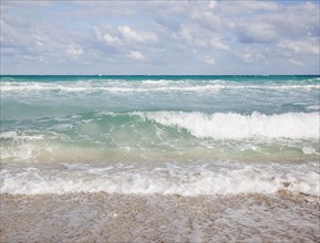 Waves crashing on beach. Photographe : Jamie Grill