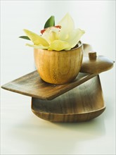 Tropical flower and wooden bowls. Photographe : Daniel Grill