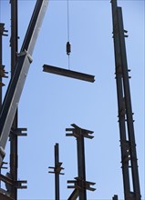 Crane moving beam at construction site. Photographe : fotog