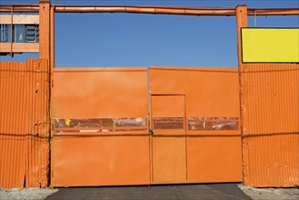 Colorful industrial gate. Photographe : fotog