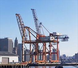 Loading dock cranes and cityscape. Photographe : fotog