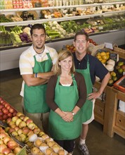Workers posing in produce section. Photographe : Hill Street Studios