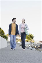 Young couple walking outdoors. Photographe : PT Images