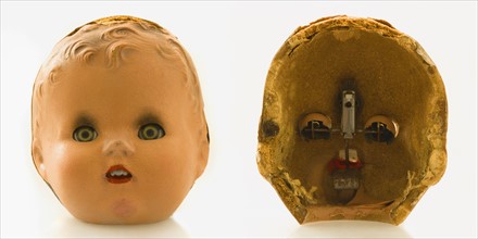 Broken antique baby doll head. Photographe : Joe Clark