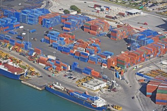 Aerial view of shipping containers. Photographe : fotog
