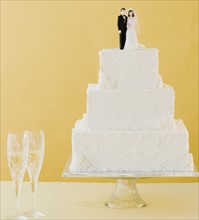 Wedding cake toppers on cake. Photographe : Jamie Grill
