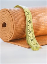 Yoga mat and tape measure. Photographe : Daniel Grill
