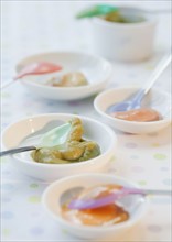 Bowls of assorted baby food. Photographe : Jamie Grill