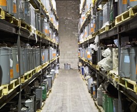 Cans on warehouse shelves. Photographe : fotog