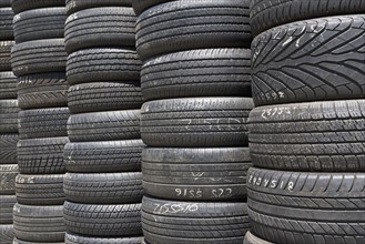 Stacks of car tires. Photographe : fotog