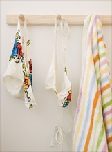Bikini and towel hanging on rack. Photographe : Jamie Grill