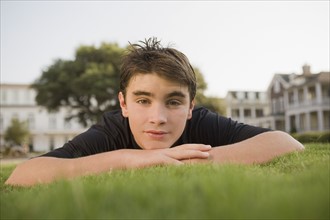 Teenage boy in grass. Photographe : mark edward atkinson