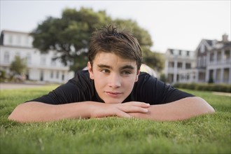 Teenage boy in grass. Photographe : mark edward atkinson