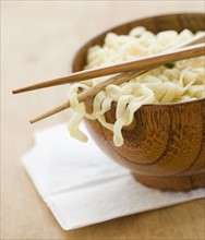 Asian noodle bowl. Photographe : Jamie Grill