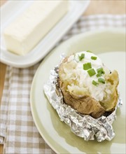 Baked potato with sour cream. Photographe : Jamie Grill