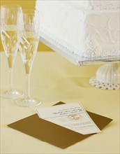 Wedding invitation and cake. Photographe : Jamie Grill