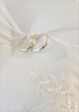Close up of wedding rings on pillow. Photographe : Jamie Grill
