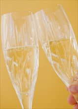 Close up of toasting champagne glasses. Photographe : Jamie Grill