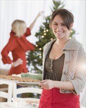 Woman baking Christmas cookies. Photographe : Jamie Grill