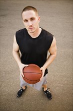 Man holding basketball. Photographe : Sarah M. Golonka