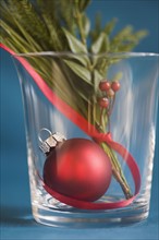 Christmas ornament in decorative glass. Photographe : Kristin Lee