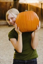 Girl holding pumpkin. Photographe : Sarah M. Golonka