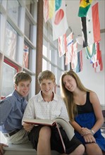 Students posing in library. Photographe : mark edward atkinson