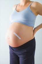 Pregnant woman with label on belly. Photographe : Jennifer L. Boggs