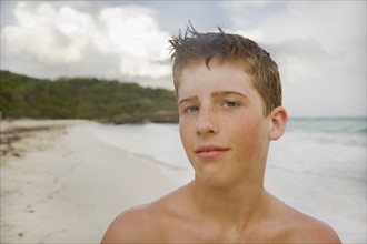 Portrait of boy on beach. Photographe : mark edward atkinson