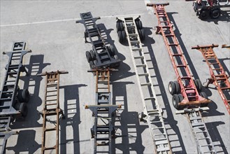 High angle view of truck undercarriages. Photographe : fotog