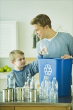 Father and son recycling. Photographe : Daniel Grill