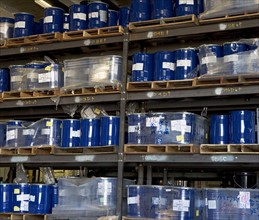 Cans on warehouse shelf. Photographe : fotog