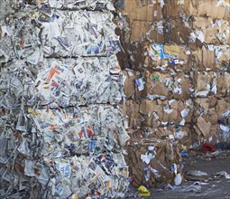 Bundles of paper at recycling plant. Photographe : fotog