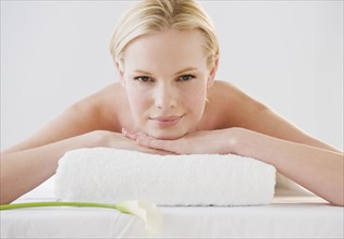 Woman relaxing on spa towel. Photographe : Daniel Grill