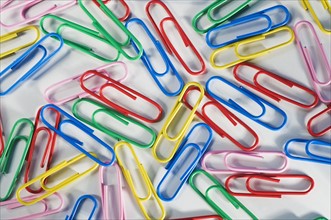Colorful paper clips. Photographe : Daniel Grill