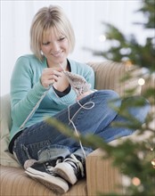 Woman knitting at Christmas. Photographe : Jamie Grill