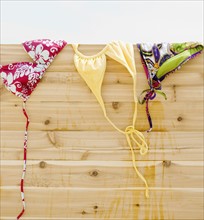 Bikinis drying on fence. Photographe : Jamie Grill
