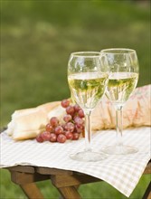 Wine glasses on outdoor table. Photographe : Jamie Grill