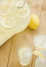 Glasses of fresh lemonade. Photographe : Jamie Grill