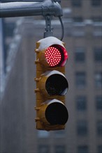 Close-up of traffic light, New York City, New York, USA. Photographe : Daniel Grill