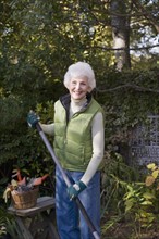 Portrait of senior woman gardening. Photographe : mark edward atkinson