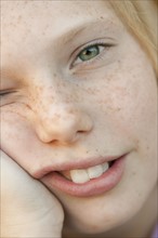 Close-up of smiling girl (10-12), portrait. Photographe : Sarah M. Golonka