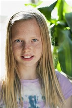 Portrait of smiling girl (10-12). Photographe : Sarah M. Golonka